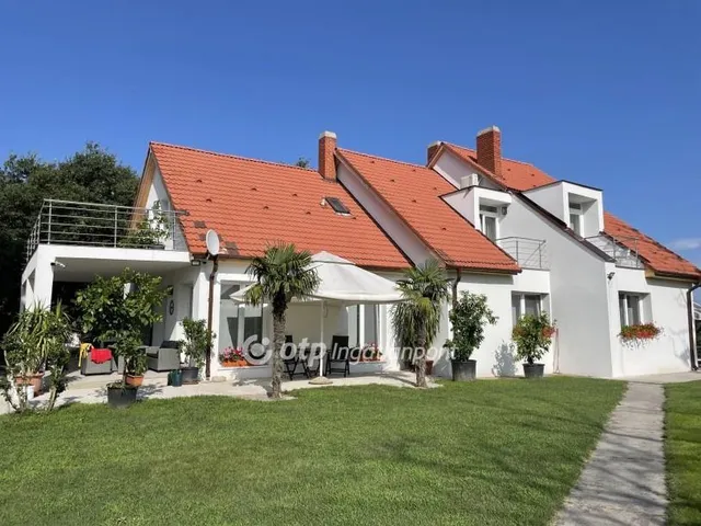 Eladó ház Balatonboglár 400 nm