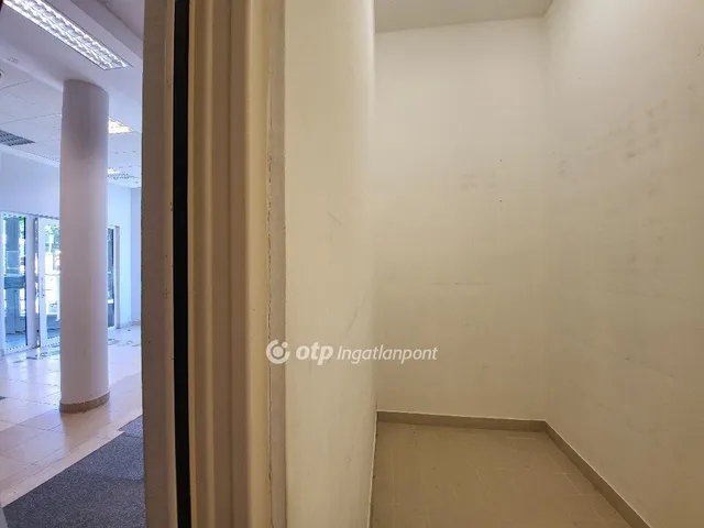 Eladó kereskedelmi és ipari ingatlan Tab 90 nm