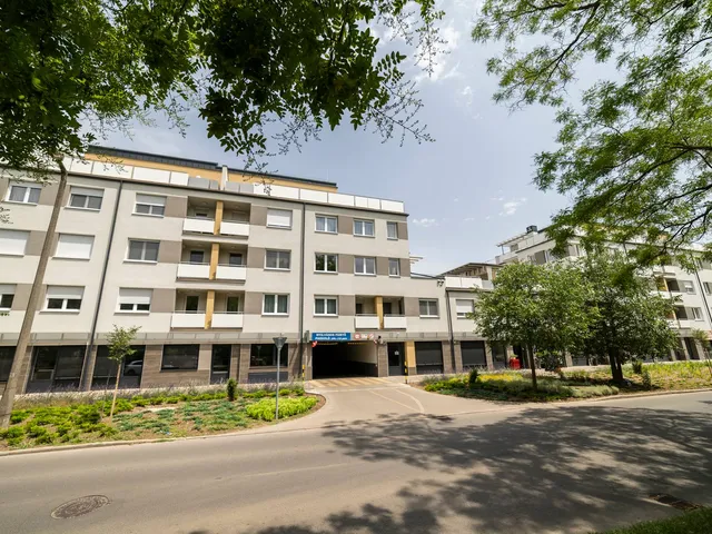 Eladó garázs Kecskemét, Villanegyed 12 nm