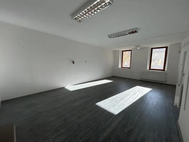 Eladó kereskedelmi és ipari ingatlan Kaposvár 400 nm