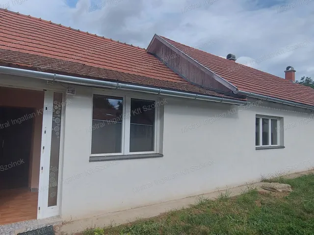 Eladó ház Tiszabura 140 nm