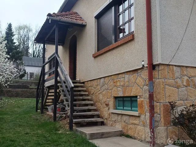 Eladó ház Pécel, Bartoshegy 300 nm