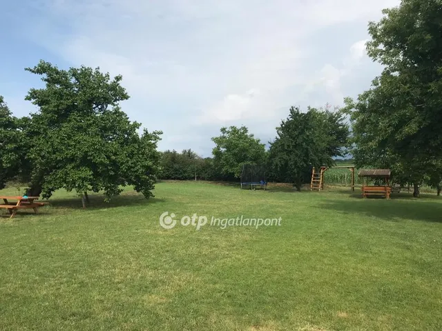 Eladó kereskedelmi és ipari ingatlan Úrhida 363 nm