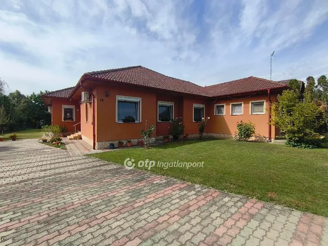 Eladó ház Kápolnásnyék 220 nm