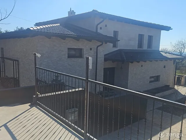 Eladó ház Csömör, Középhegy u. 63. 221 nm