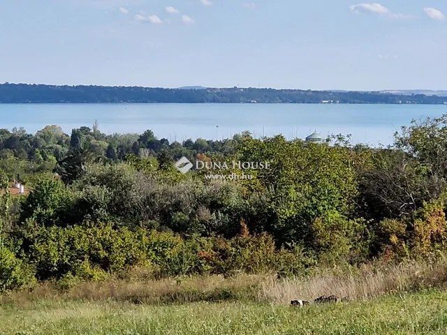 Eladó telek Balatonkenese 3000 nm