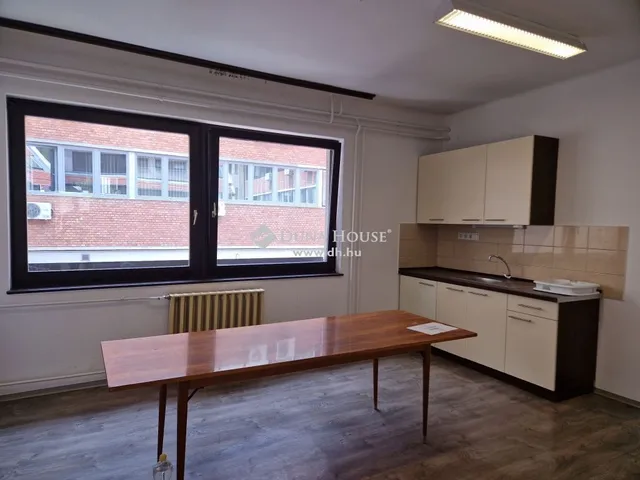 Kiadó kereskedelmi és ipari ingatlan Kecskemét, Belváros 430 nm