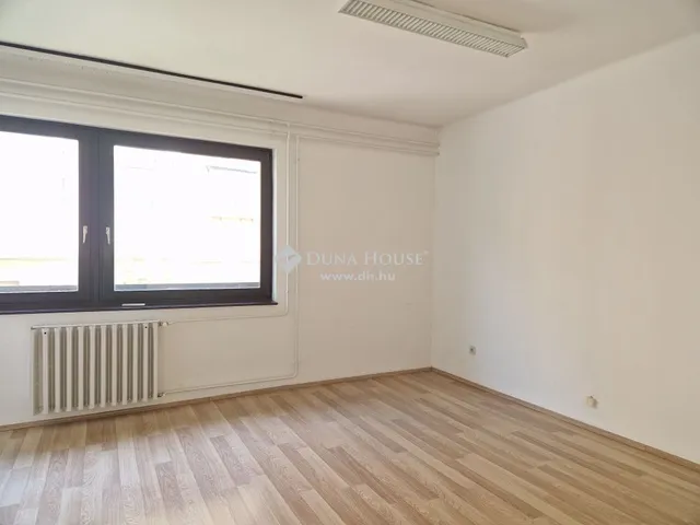 Kiadó kereskedelmi és ipari ingatlan Kecskemét, Belváros 430 nm