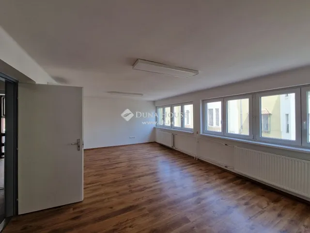 Kiadó kereskedelmi és ipari ingatlan Kecskemét, Belváros 430 nm