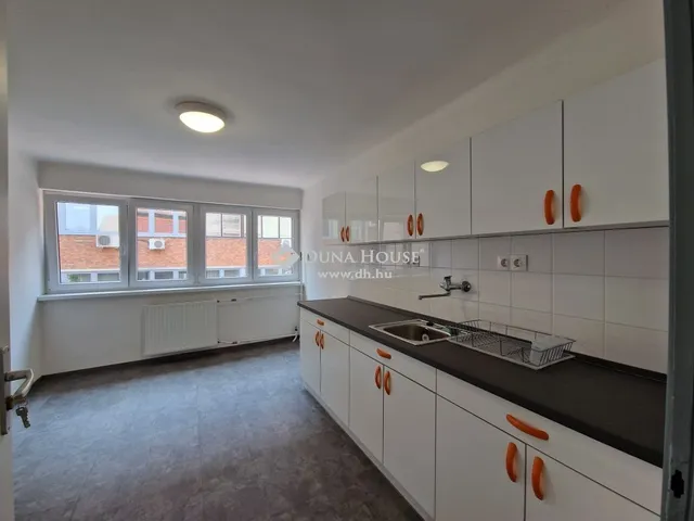 Kiadó kereskedelmi és ipari ingatlan Kecskemét, Belváros 430 nm