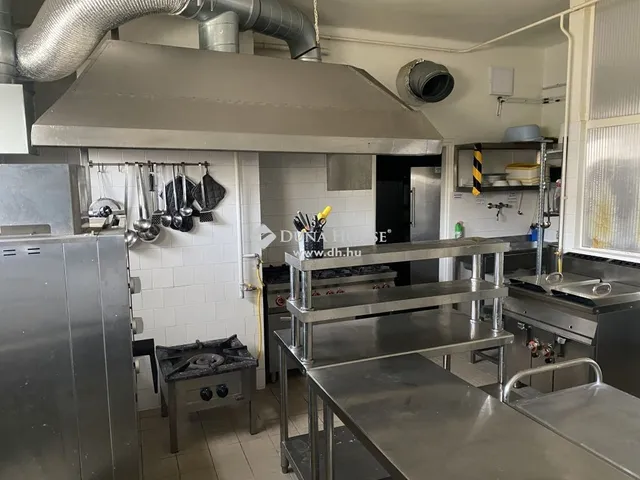 Eladó kereskedelmi és ipari ingatlan Kecskemét 279 nm