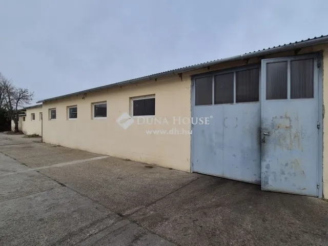 Eladó kereskedelmi és ipari ingatlan Kecskemét, Rendőrfalu 2085 nm