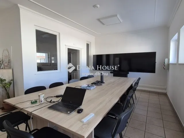 Eladó kereskedelmi és ipari ingatlan Kecskemét, Rendőrfalu 2085 nm