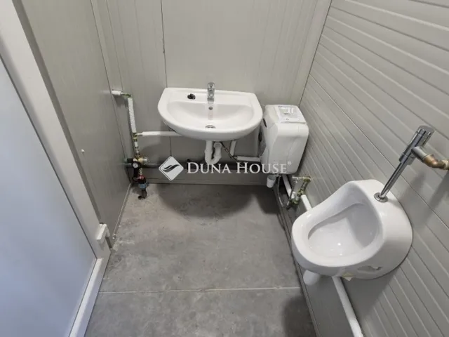 Eladó kereskedelmi és ipari ingatlan Kecskemét, Hunyadiváros 1656 nm