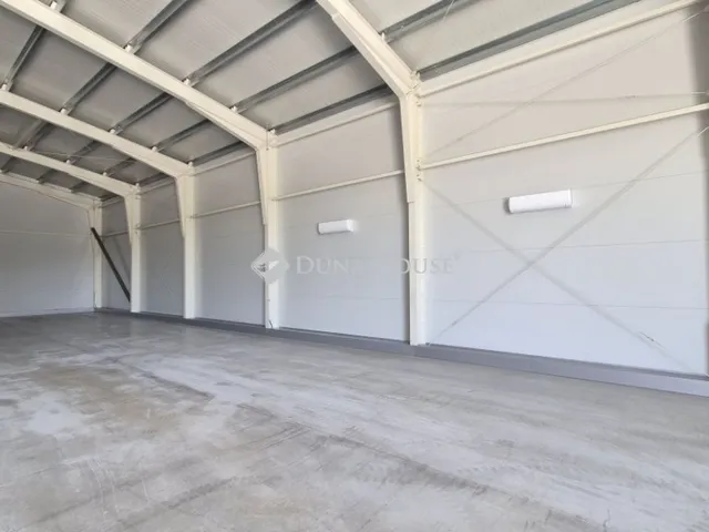 Eladó kereskedelmi és ipari ingatlan Helvécia 3708 nm