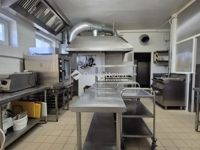 Eladó kereskedelmi és ipari ingatlan Kecskemét 279 nm