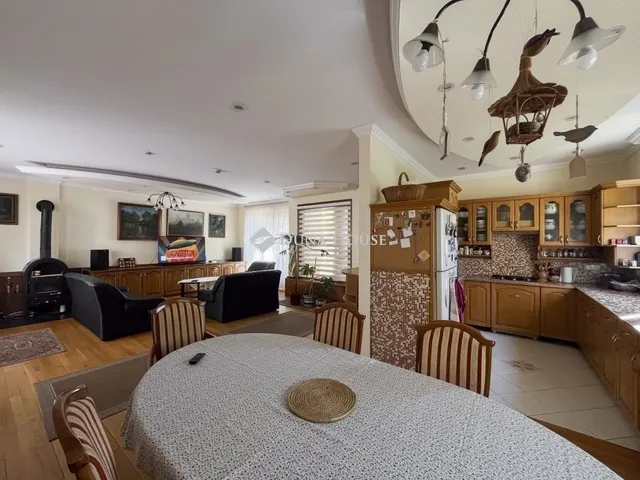 Eladó ház Kecskemét, Hunyadiváros 218 nm