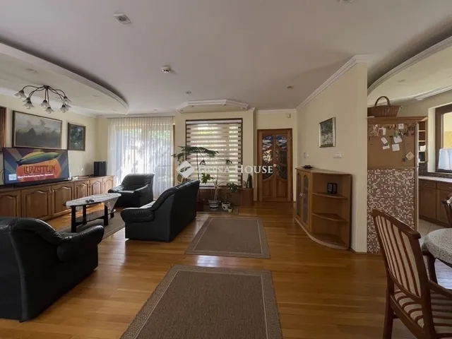 Eladó ház Kecskemét, Hunyadiváros 218 nm