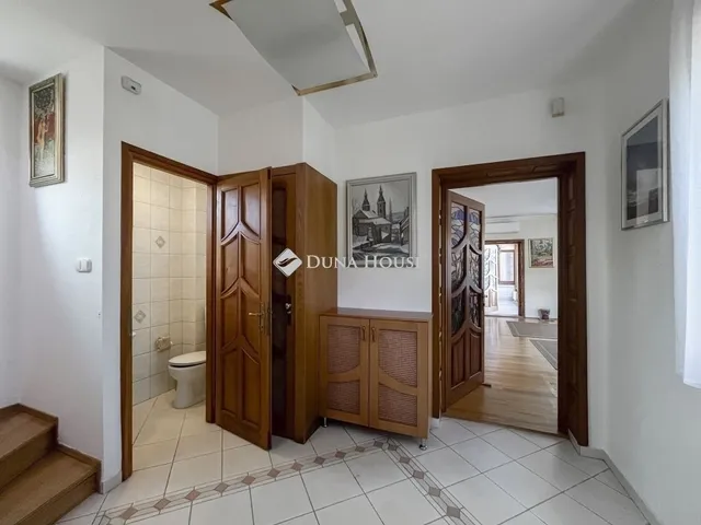 Eladó ház Kecskemét, Hunyadiváros 218 nm