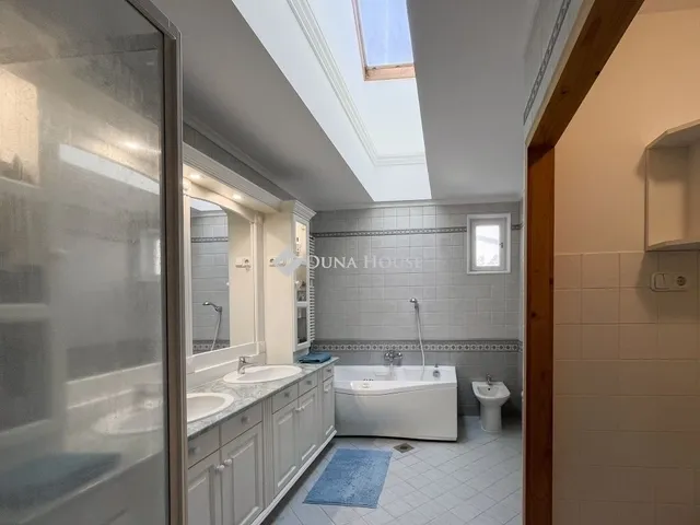 Eladó ház Kecskemét, Hunyadiváros 218 nm