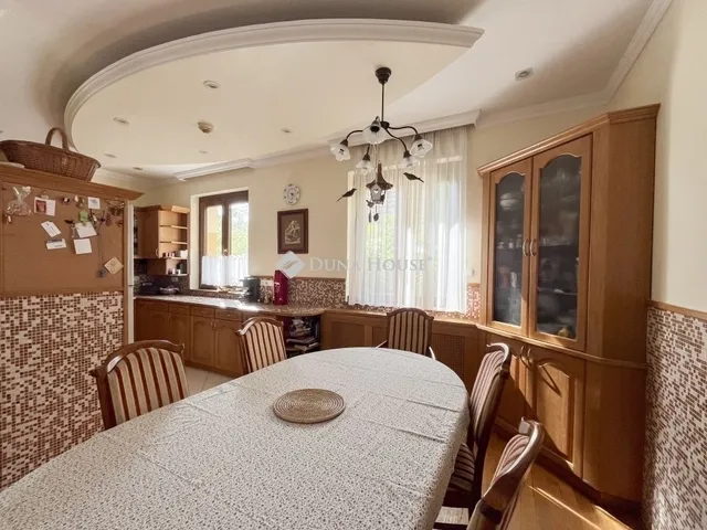 Eladó ház Kecskemét, Hunyadiváros 218 nm