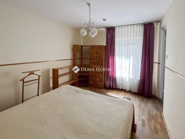 Eladó ház Kecskemét, Hunyadiváros 218 nm