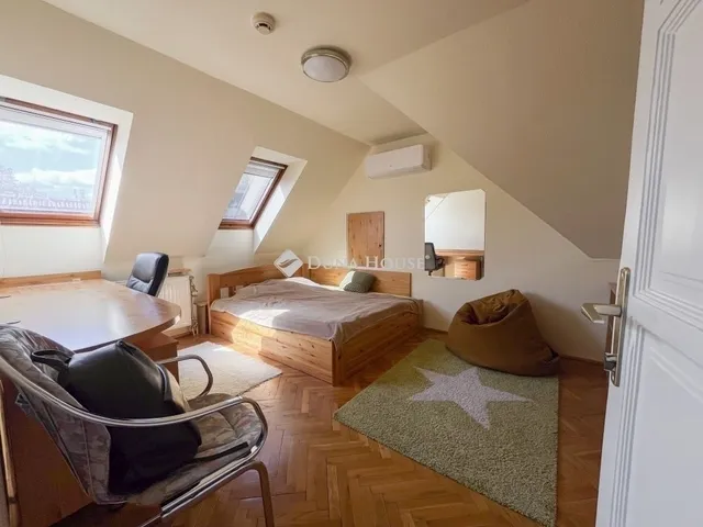 Eladó ház Kecskemét, Hunyadiváros 218 nm