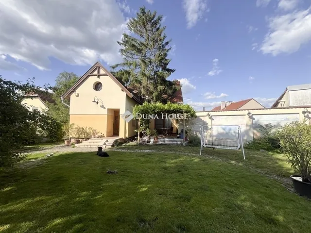 Eladó ház Kecskemét, Hunyadiváros 218 nm