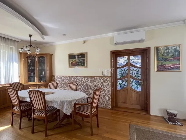 Eladó ház Kecskemét, Hunyadiváros 218 nm