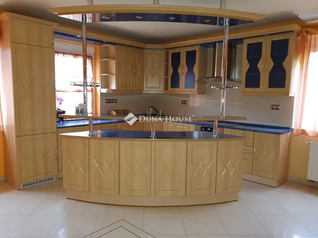 Kiadó ház Kecskemét, Petőfiváros 190 nm