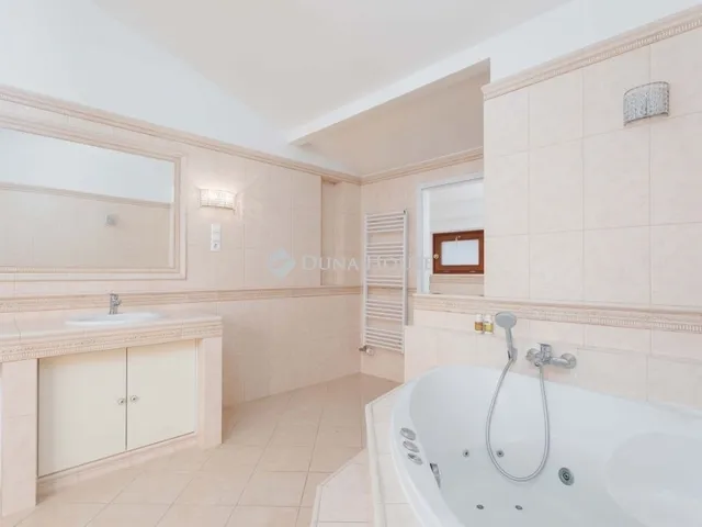 Eladó lakás Kecskemét 167 nm