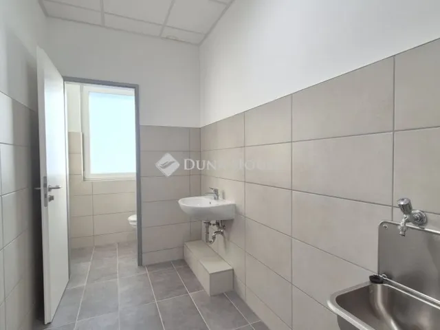 Kiadó kereskedelmi és ipari ingatlan Kecskemét 3625 nm