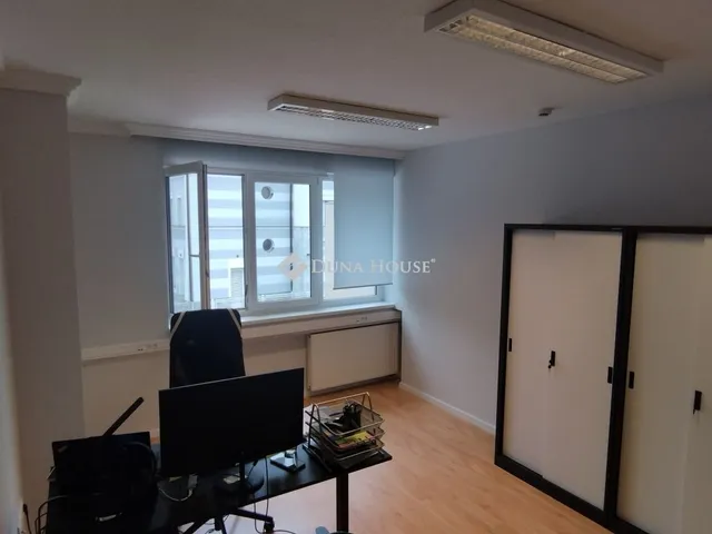 Eladó kereskedelmi és ipari ingatlan Kecskemét, Belváros 113 nm