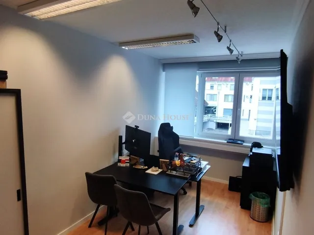 Eladó kereskedelmi és ipari ingatlan Kecskemét, Belváros 113 nm