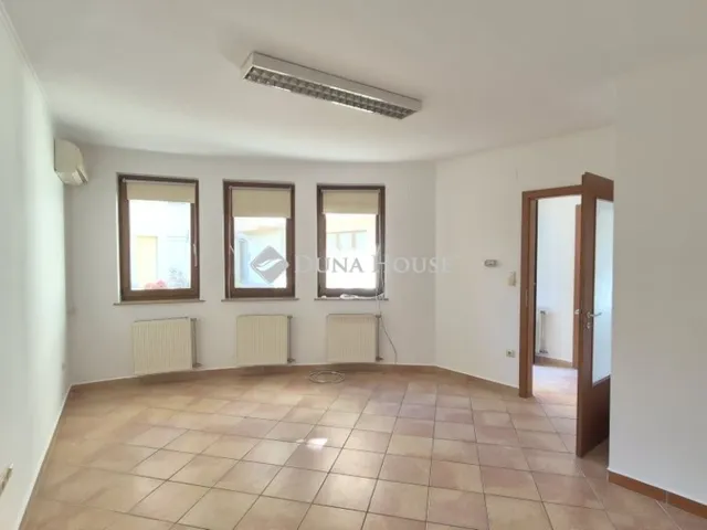 Eladó kereskedelmi és ipari ingatlan Szolnok 34 nm