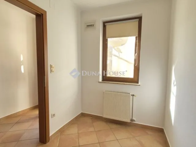 Eladó kereskedelmi és ipari ingatlan Szolnok 34 nm