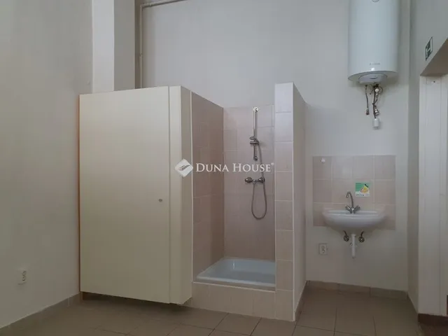 Kiadó kereskedelmi és ipari ingatlan Kecskemét 123 nm