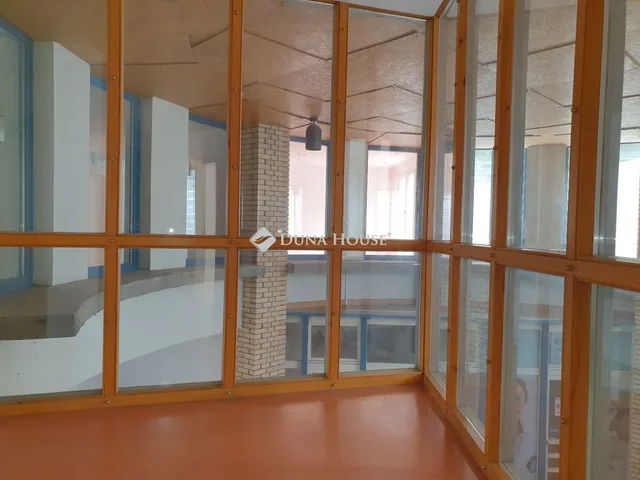 Kiadó kereskedelmi és ipari ingatlan Kecskemét 177 nm