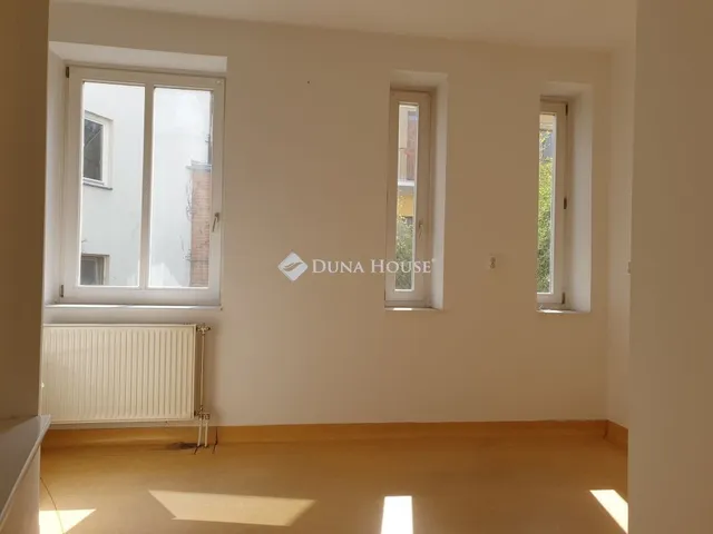 Kiadó kereskedelmi és ipari ingatlan Kecskemét 177 nm