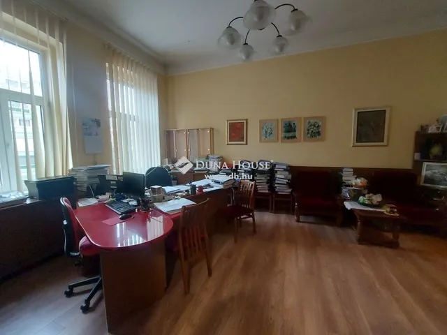 Kiadó kereskedelmi és ipari ingatlan Pécs, Belváros 175 nm