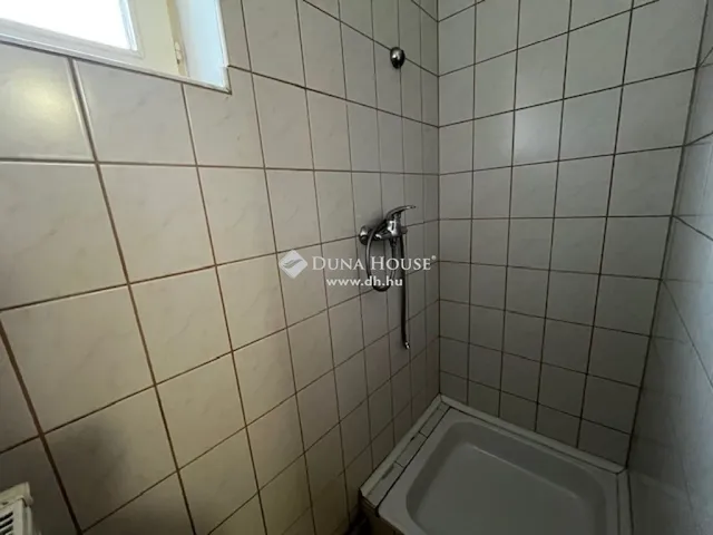 Eladó kereskedelmi és ipari ingatlan Szentlászló 373 nm