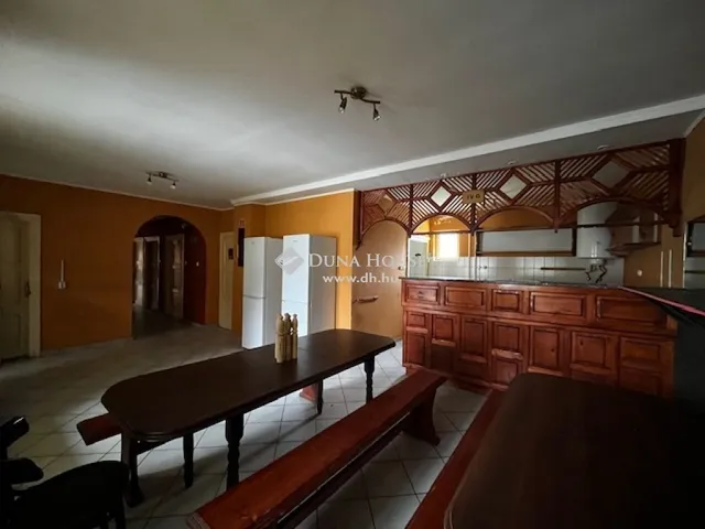 Eladó kereskedelmi és ipari ingatlan Szentlászló 373 nm