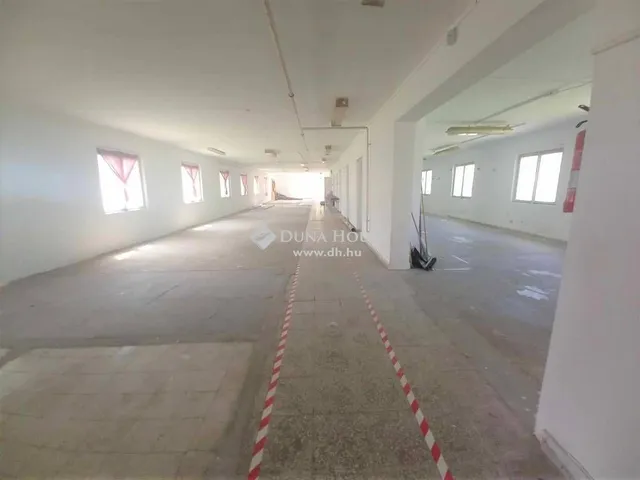 Kiadó kereskedelmi és ipari ingatlan Pécs 290 nm