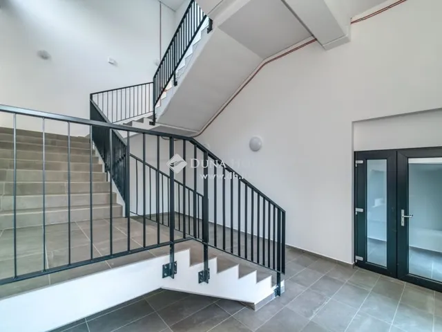 Kiadó kereskedelmi és ipari ingatlan Pécs 1700 nm