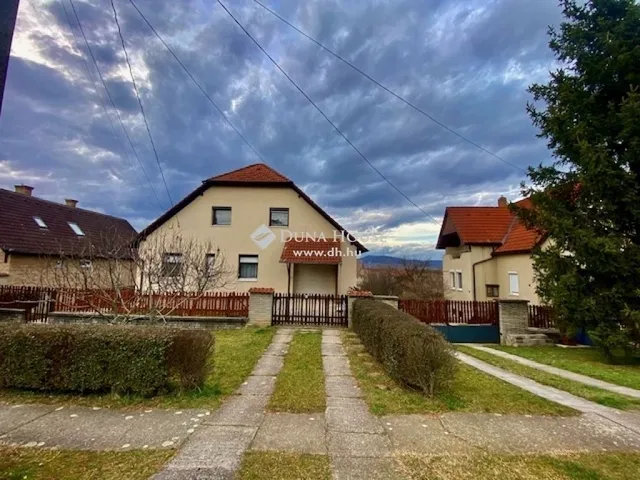 Eladó ház Kozármisleny 240 nm