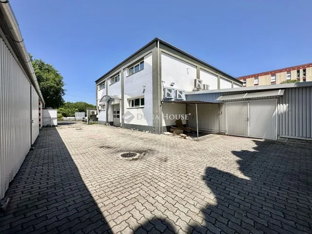 Eladó kereskedelmi és ipari ingatlan Pécs, Kertváros 990 nm
