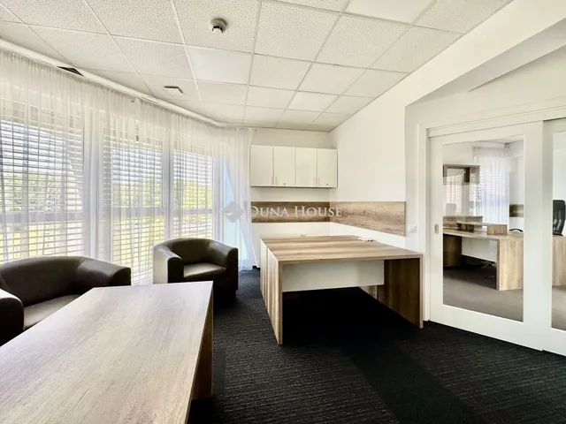 Eladó kereskedelmi és ipari ingatlan Pécs, Kertváros 990 nm