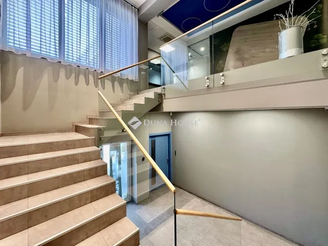 Eladó kereskedelmi és ipari ingatlan Pécs, Kertváros 990 nm