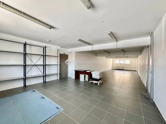 Eladó kereskedelmi és ipari ingatlan Pécs, Kertváros 990 nm