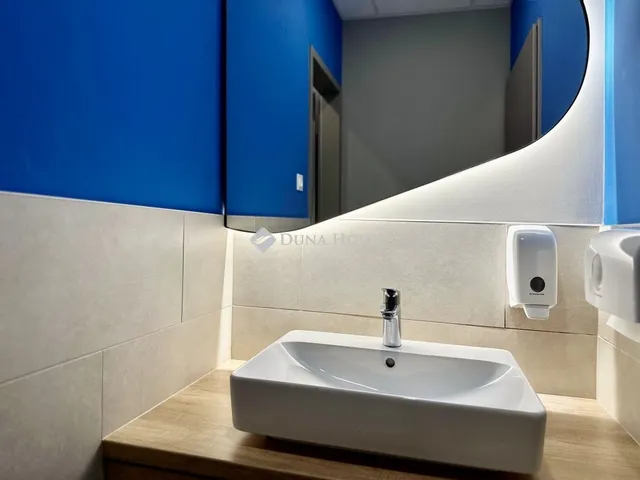 Kiadó kereskedelmi és ipari ingatlan Pécs, Kertváros 990 nm